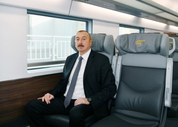 Ильхам Алиев вернулся в Баку на поезде 