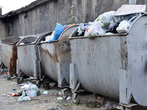 В мусорном баке в Баку обнаружен арсенал оружия