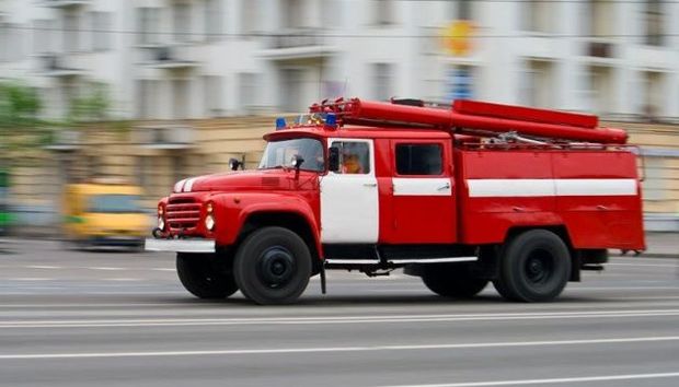 Пожарная машина провалилась под асфальт в Киеве - ВИДЕО