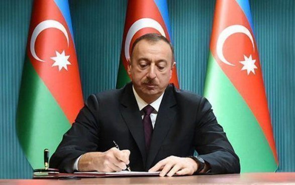 Ильхам Алиев наградил сотрудников юстиции