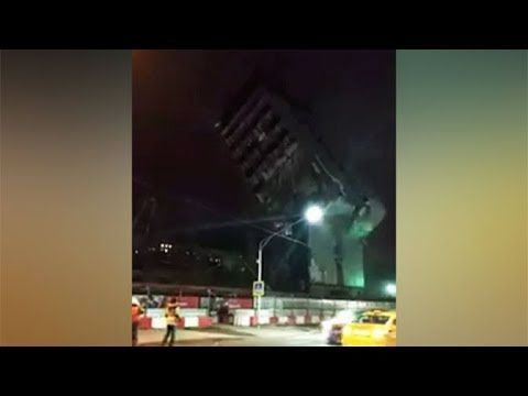 Бизнес-центр в Москве рухнул на дорогу - ВИДЕО