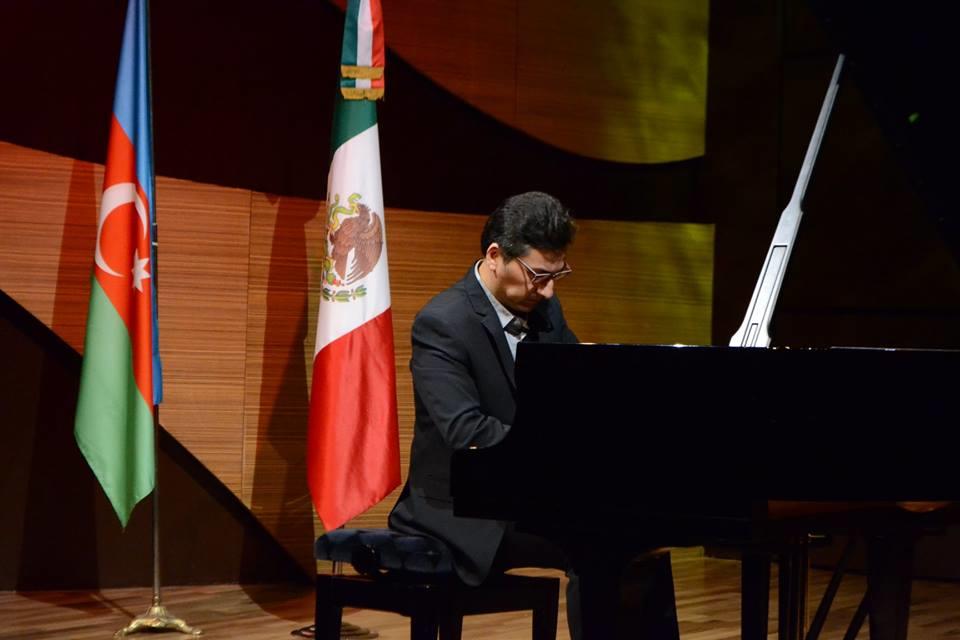 В Баку выступил известный мексиканский пианист