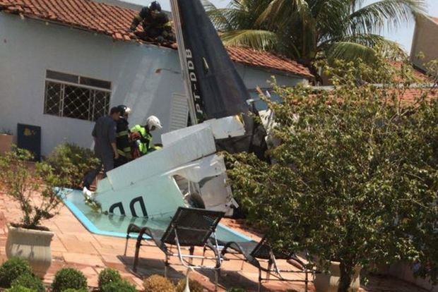 В Бразилии самолет упал на жилые дома, есть погибшие