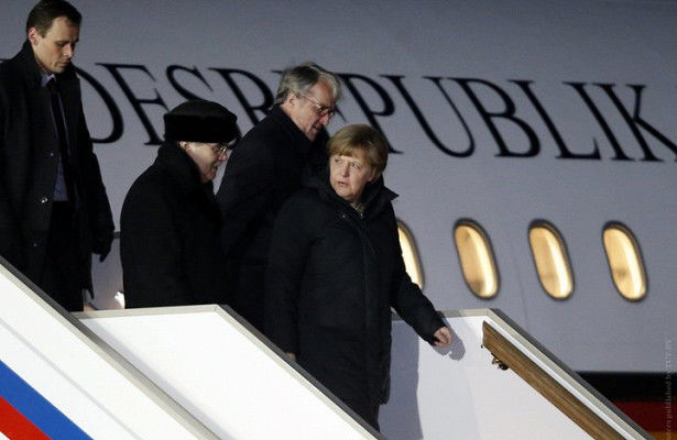 Меркель полетела на саммит обычным рейсом