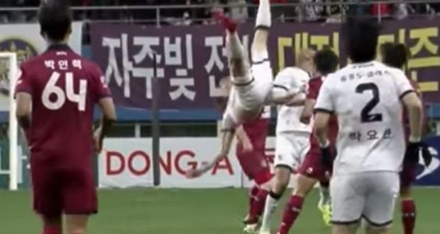 Koreyalı futbolçu oyun zamanı boynunu qırdı - VİDEO