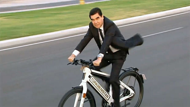 Президент Туркменистана приехал на заседание на велосипеде