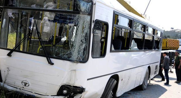 В Баку автобус со школьниками попал в ДТП