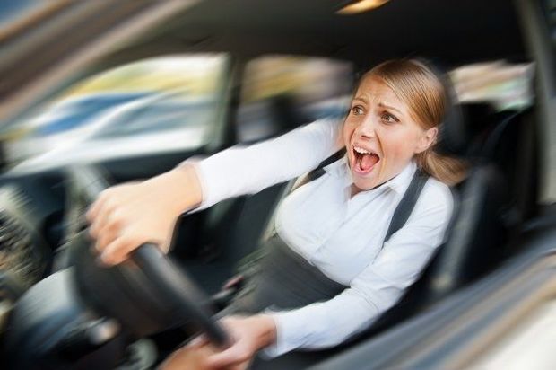 Bakıda qadın sürücü bahalı avtomobili piyadanın üstünə sürdü - VİDEO