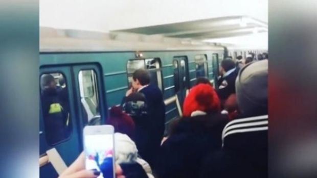 Девушку вытолкнули из вагона метро в Баку