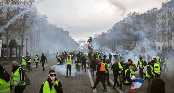 В охваченный протестами Париж вошла бронетехника 