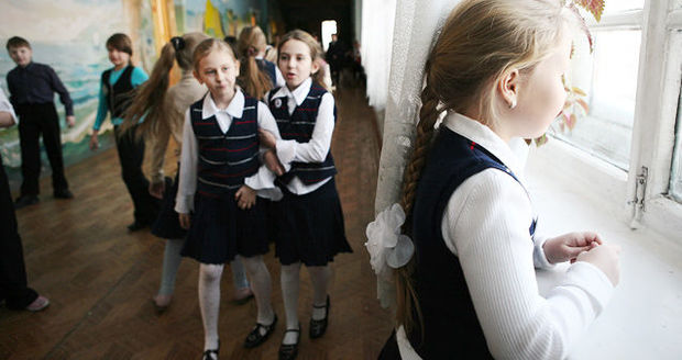 В Баку ученицу седьмого класса не пускают в школу