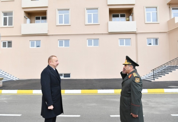 Ильхам Алиев вручил военным ключи от новых квартир