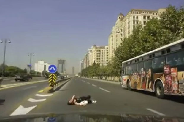 В Баку пешеход погиб под колесами автобуса
