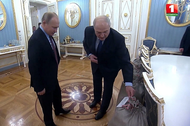 Лукашенко подарил Путину на Новый год 4 мешка картошки - ФОТО