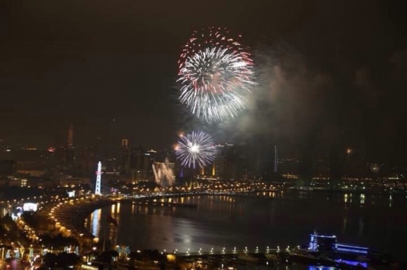 Красочным фейерверком встретили в Баку Новый год