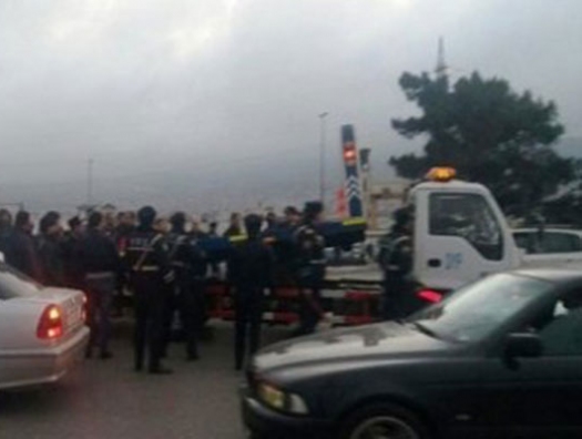 В Баку эвакуатор столкнулся с автобусом: есть пострадавшие
