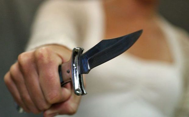 В Грузии азербайджанка ударила ножом собственную дочь