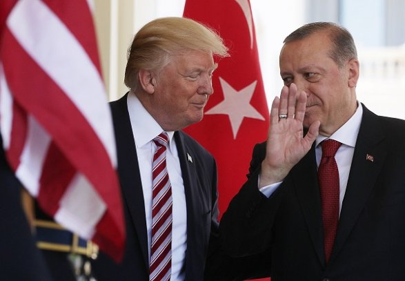 Трамп попросил Эрдогана «не обращаться плохо» с курдами