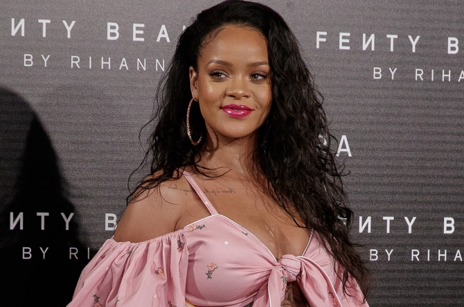 Rihanna atasını məhkəməyə verib