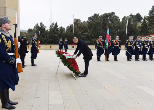 Президент Алиев посетил Аллею Шехидов