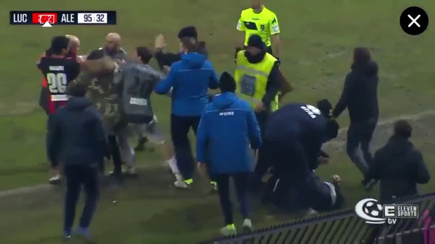 Итальянский тренер во время матча ударил соперника головой - ВИДЕО