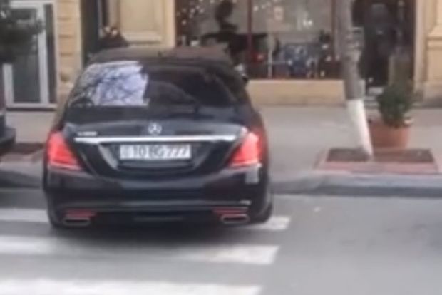 В Баку водитель припарковался на «зебре» - ВИДЕО