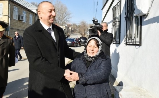 Ильхам Алиев побеседовал с сельчанами - ФОТО