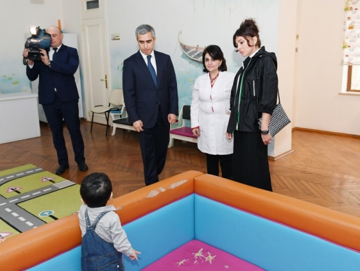 Мехрибан Алиева с воспитанниками детского дома