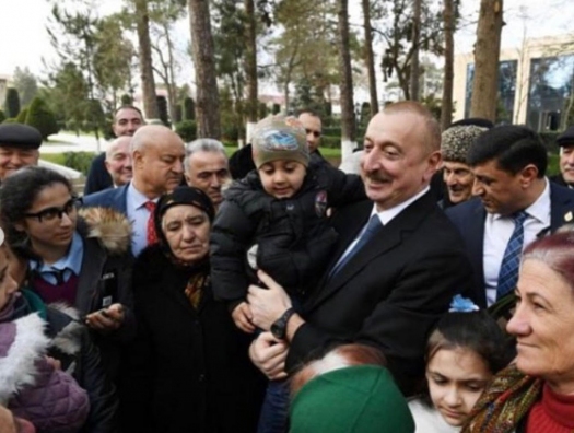 Ильхам Алиев спел патриотическую песню с бейлаганцами -  ВИДЕО