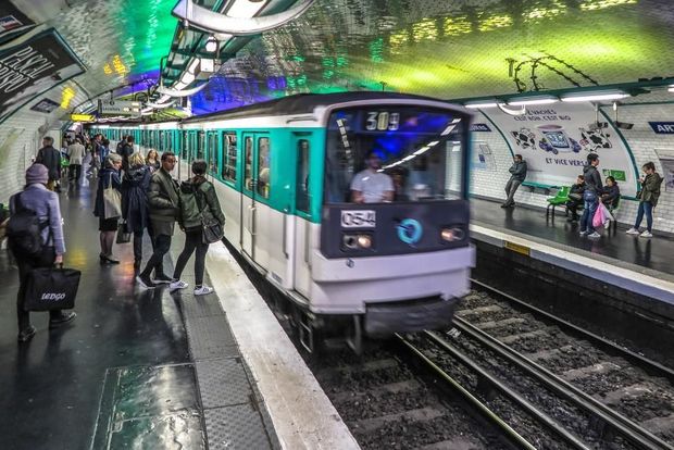 Нападение с применением кислоты в парижском метро