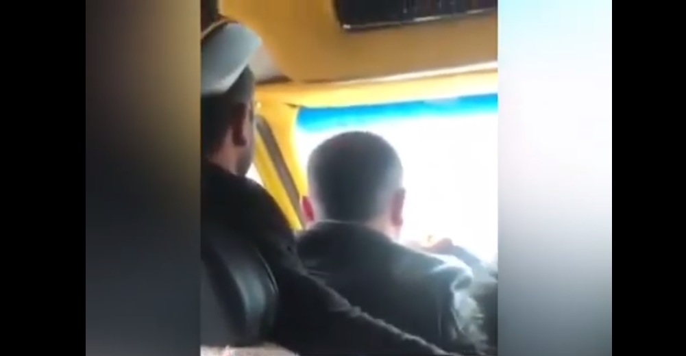 Azərbaycanda sürücü sərnişinin qucağında oturub, avtobusu idarə edir- VİDEO
