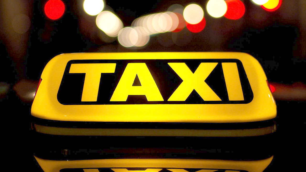 Таксист-гастарбайтер вернул забывчивой пассажирке миллион - ВИДЕО