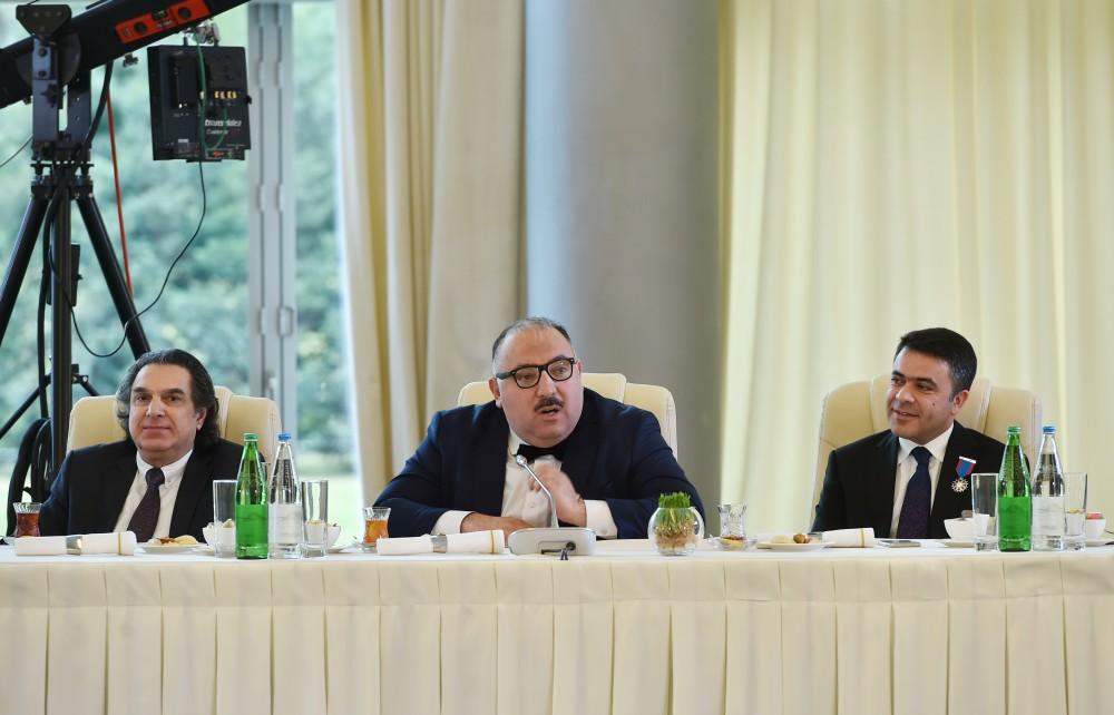 Мехрибан Алиева приняла Бахрама Багирзаде. В ходе встречи обсуждался вопрос памятника Тагиеву