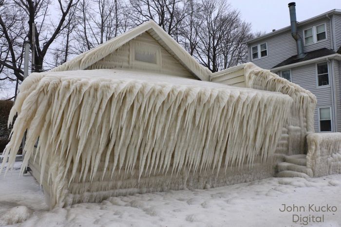 Жилой дом на берегу озера Онтарио полностью покрылся льдом - ФОТО