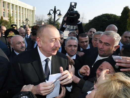 Ильхам Алиев лично принимает жалобы от людей ВИДЕО