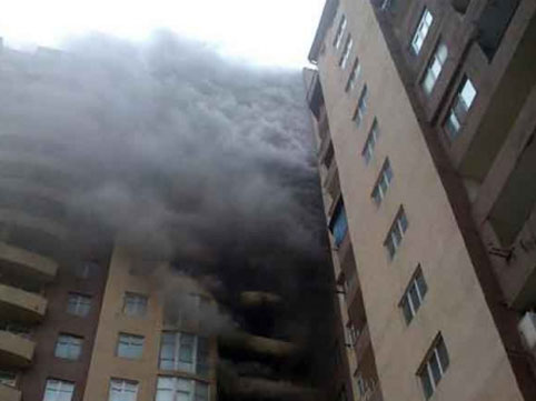 Ужасный пожар в жилом здании в Баку: Идет эвакуация 