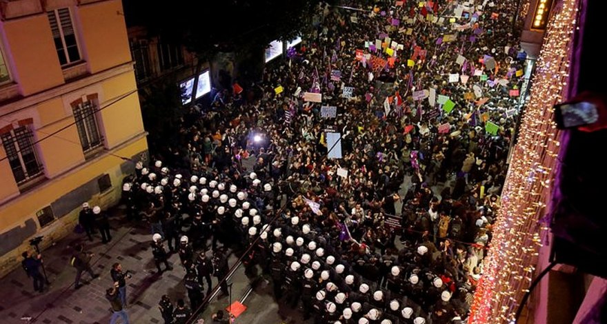 «Ночь феминисток» в Стамбуле  - ВИДЕО