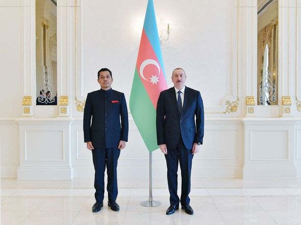 Ильхам Алиев принял верительные грамоты посла - ФОТО