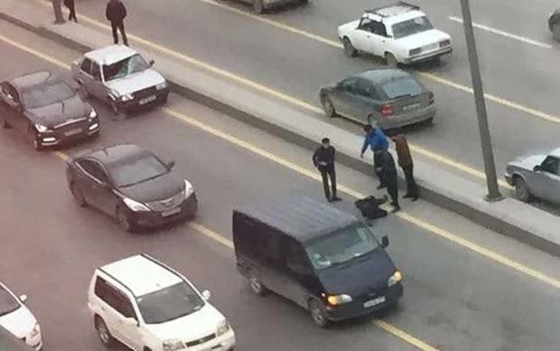 В Баку двух человек сбила машина - ВИДЕО