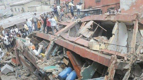 Около 100 человек могли оказаться под завалами после обрушения школы в Нигерии