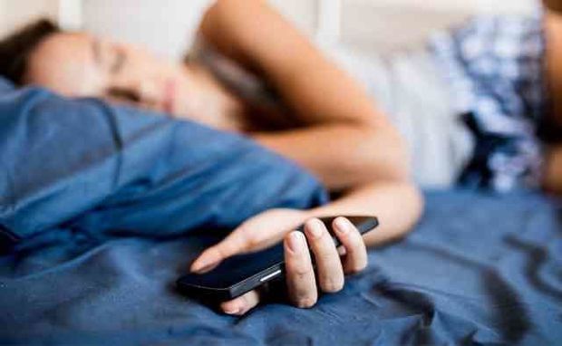 Чем опасна привычка засыпать с телефоном в руках?