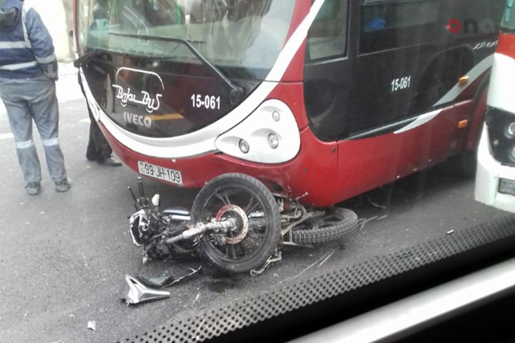 В Баку пассажирский автобус попал в цепную аварию, есть пострадавшие