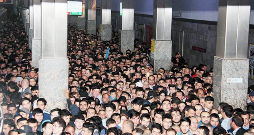 В Бакинском метро пассажиров высадили на полпути