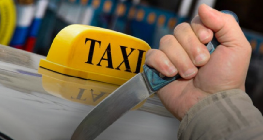 В Баку таксист ударил ножом пассажира