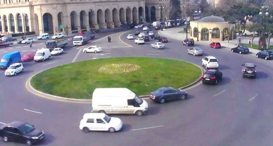 В центре Баку ограничено и изменено движение транспорта