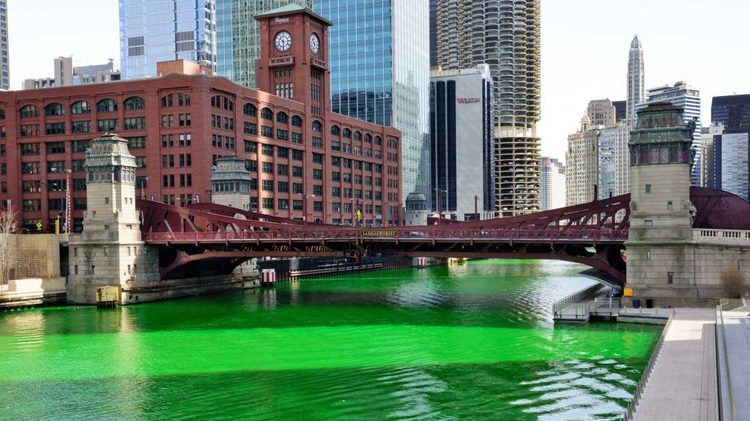 В Чикаго на день Святого Патрика реку покрасили в зеленый цвет