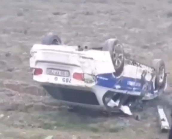 В Азербайджане перевернулась машина ДПС, есть пострадавший