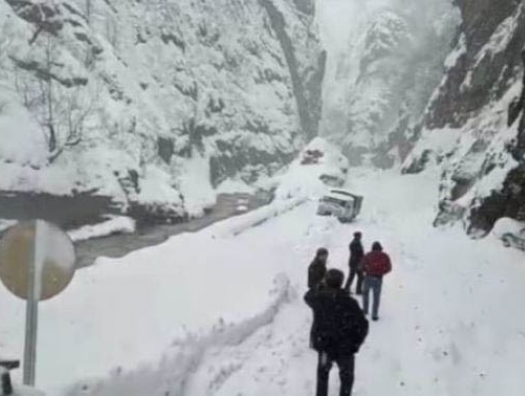 Снежный обвал заблокировал дорогу Губа – Хыналыг