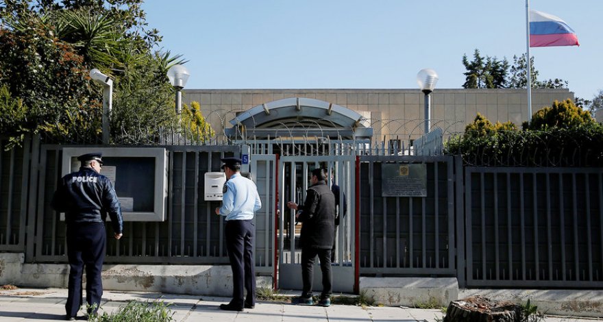 В российское посольство в Греции бросили гранату