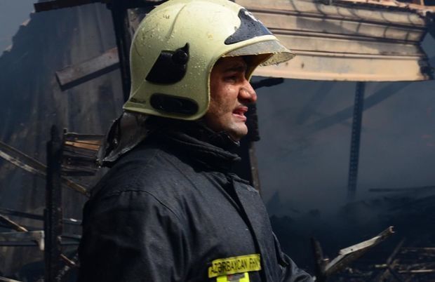 Сотрудник МЧС пострадал при тушении пожара в ТЦ